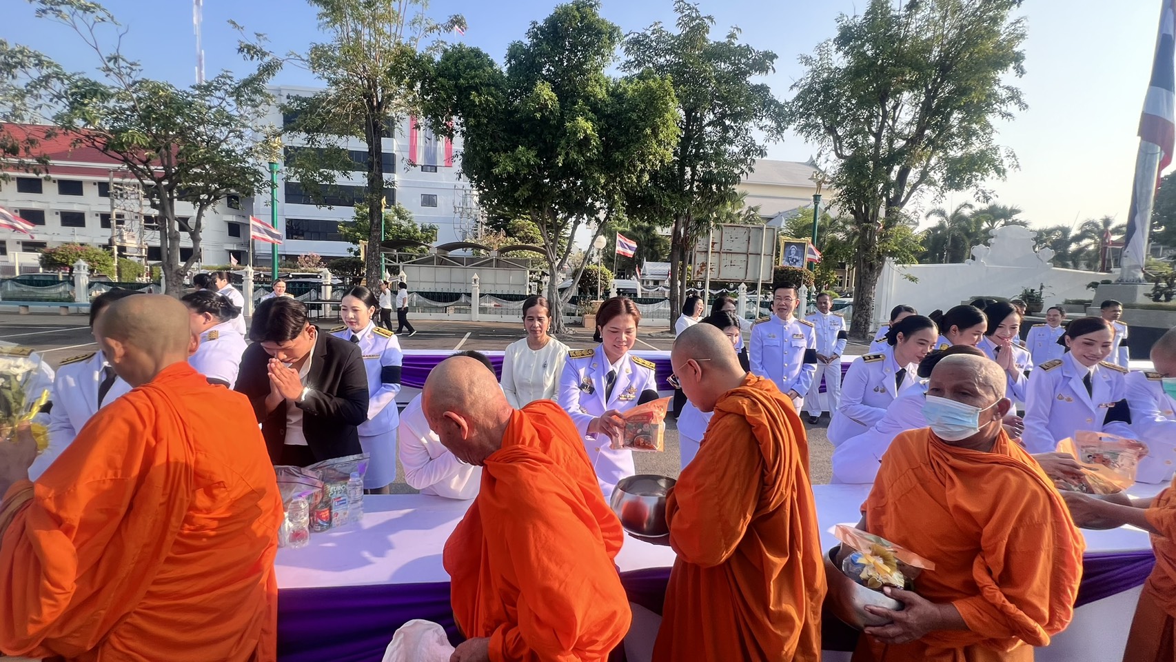 title - ปฏิรูปที่ดินจังหวัดเพชรบุรี พร้อมด้วย เจ้าหน้าที่ ส.ป.ก.เพชรบุรี ร่วมพิธีทำบุญตักบาตร และถวายพระพรชัยมงคล แด่สมเด็จพระกนิษฐาธิราชเจ้ากรมสมเด็จพระเทพรัตนราชสุดาฯ สยามบรมราชกุมารี เนื่องในโอกาสวันคล้ายวันพระราชสมภพฯ